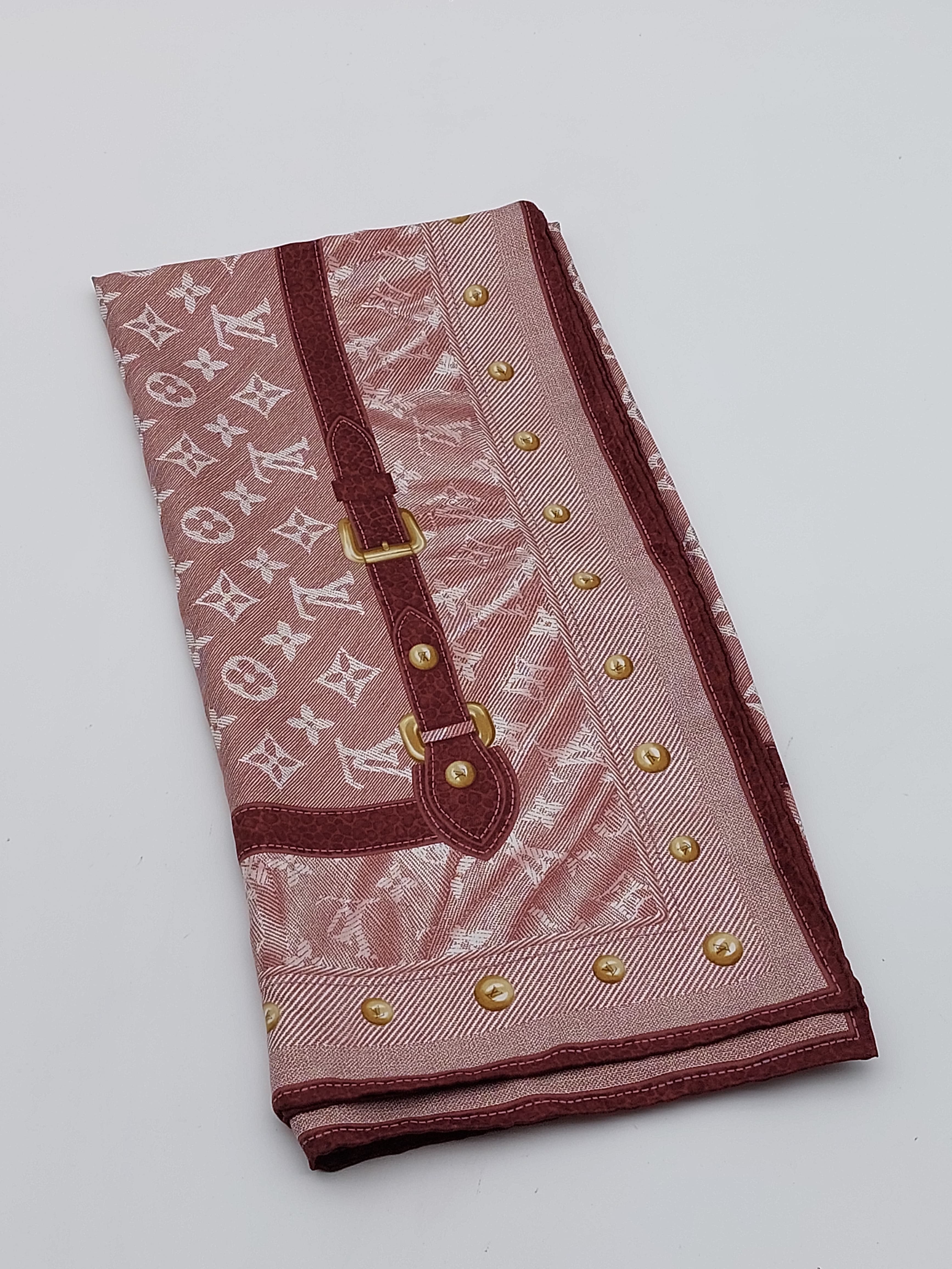 Silk scarf denim look