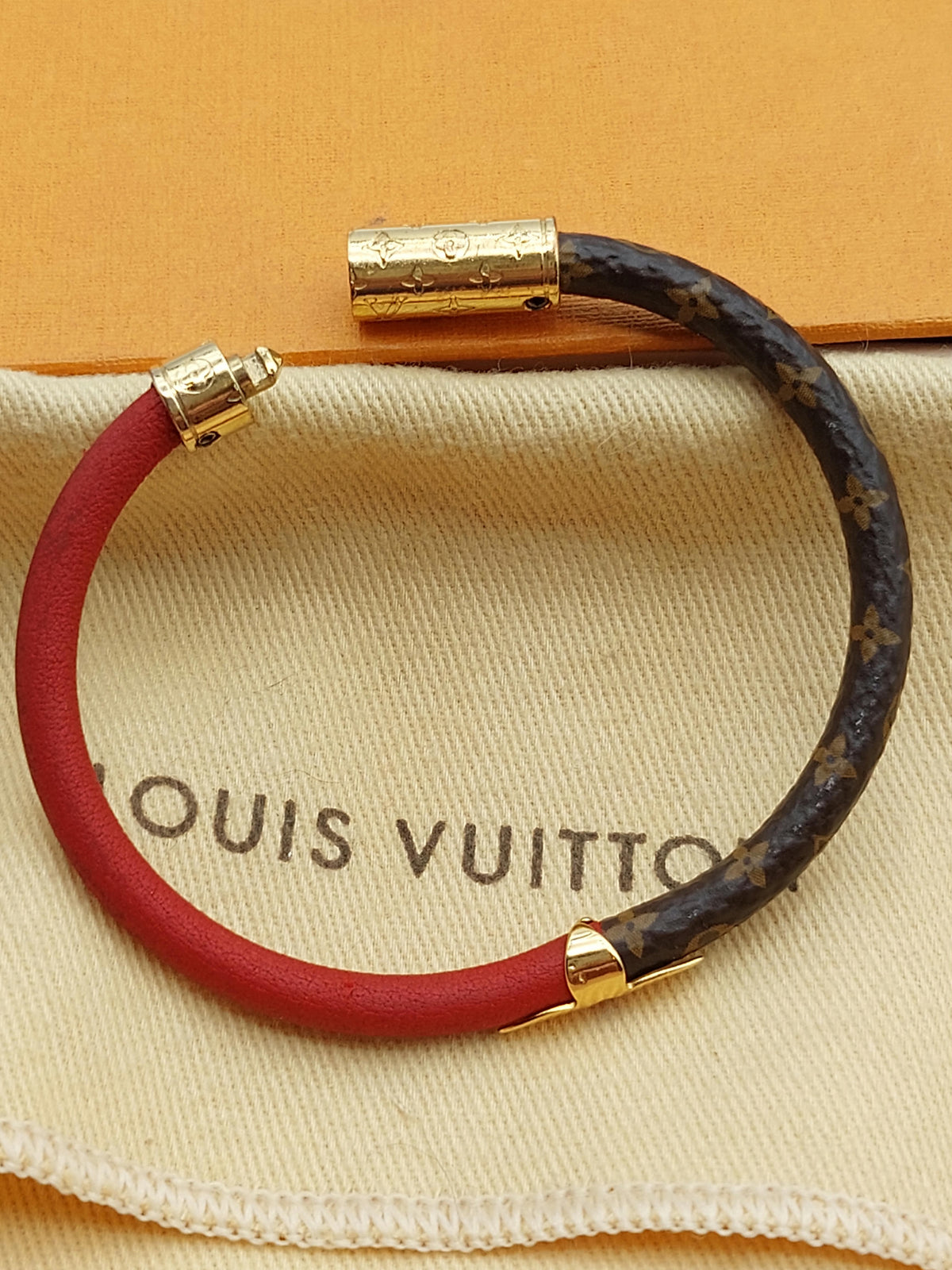 Daily Confidential bracelet