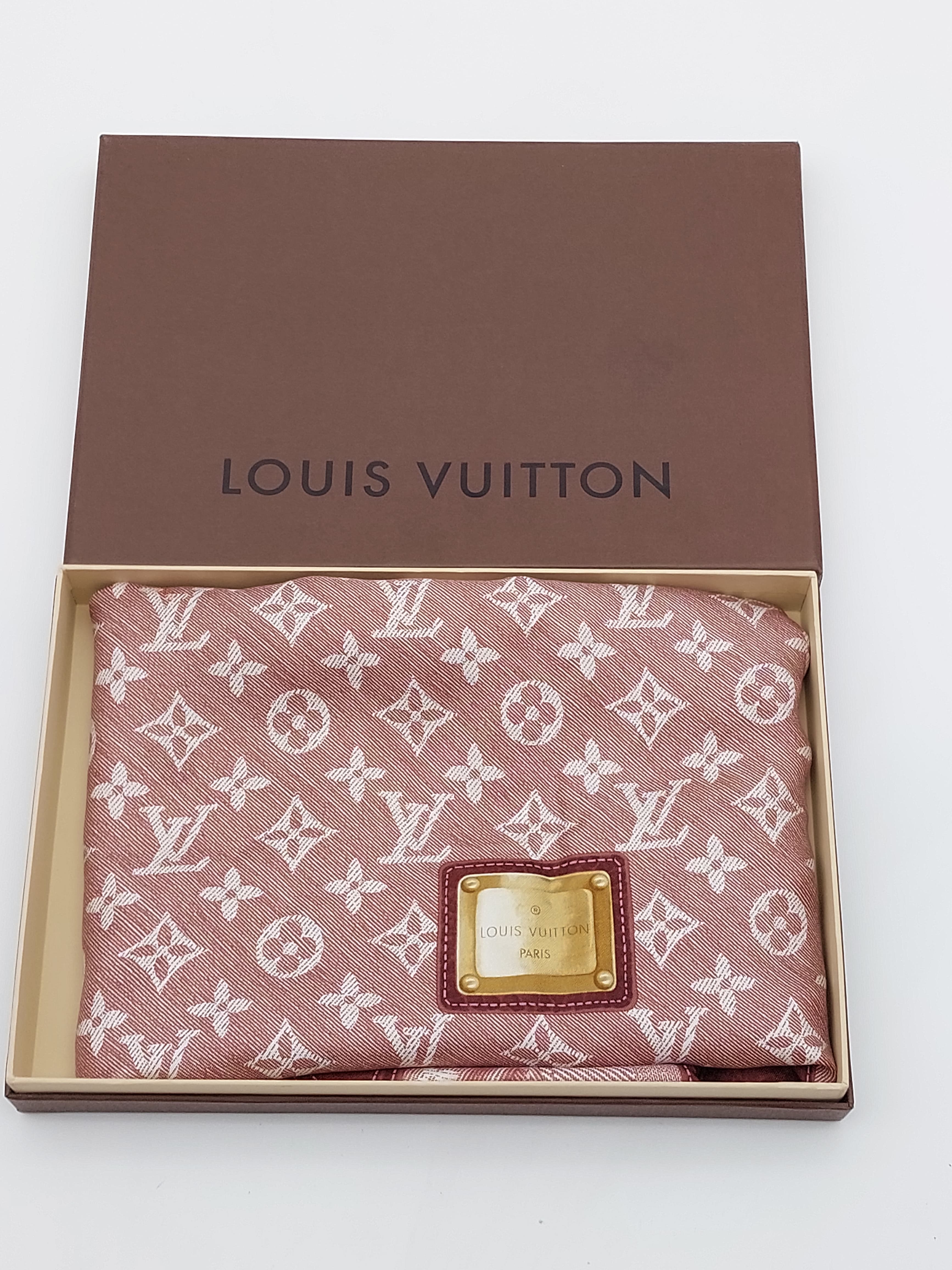 Silk scarf denim look