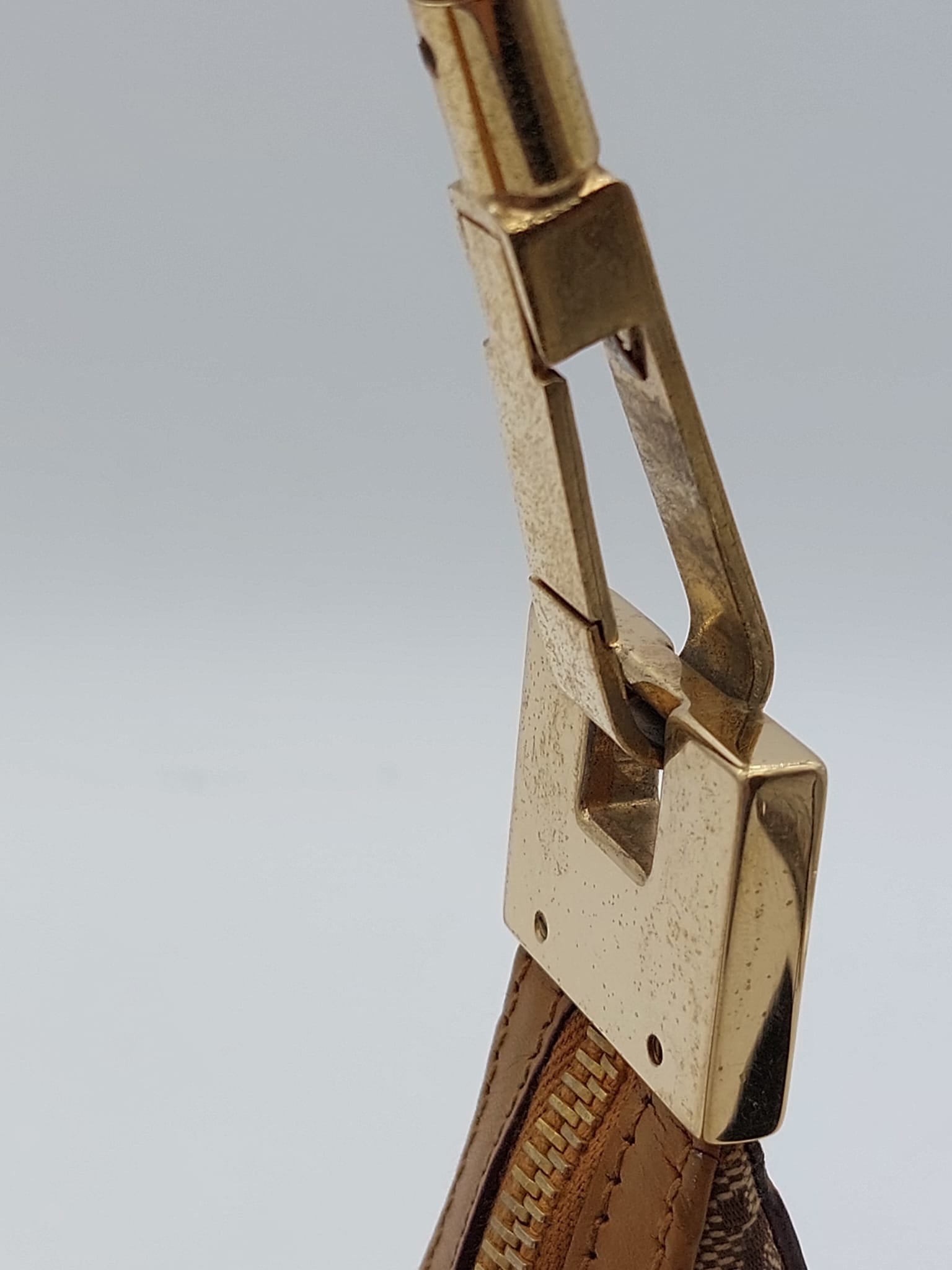 Clasp Hobo