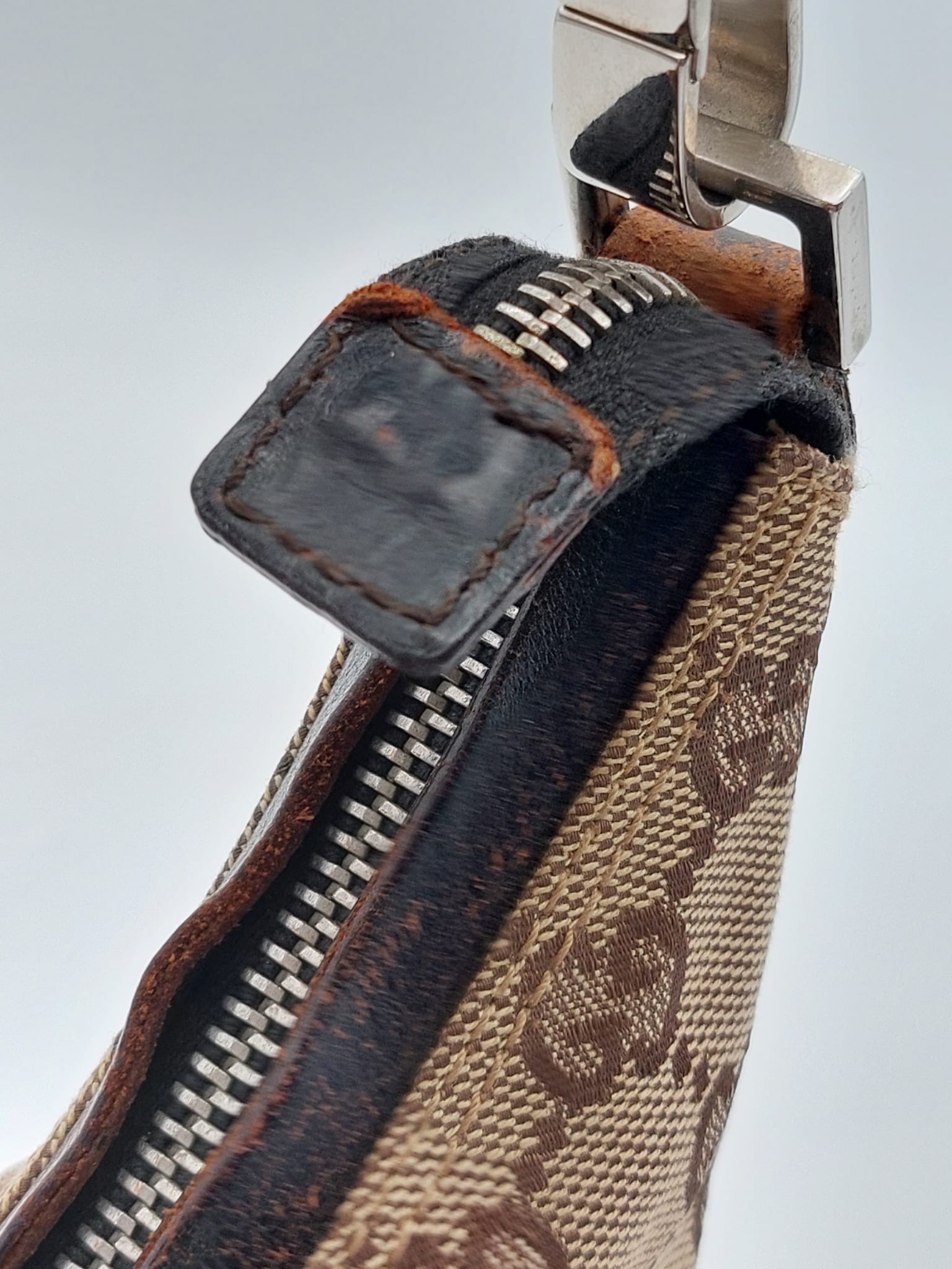 Clasp Hobo