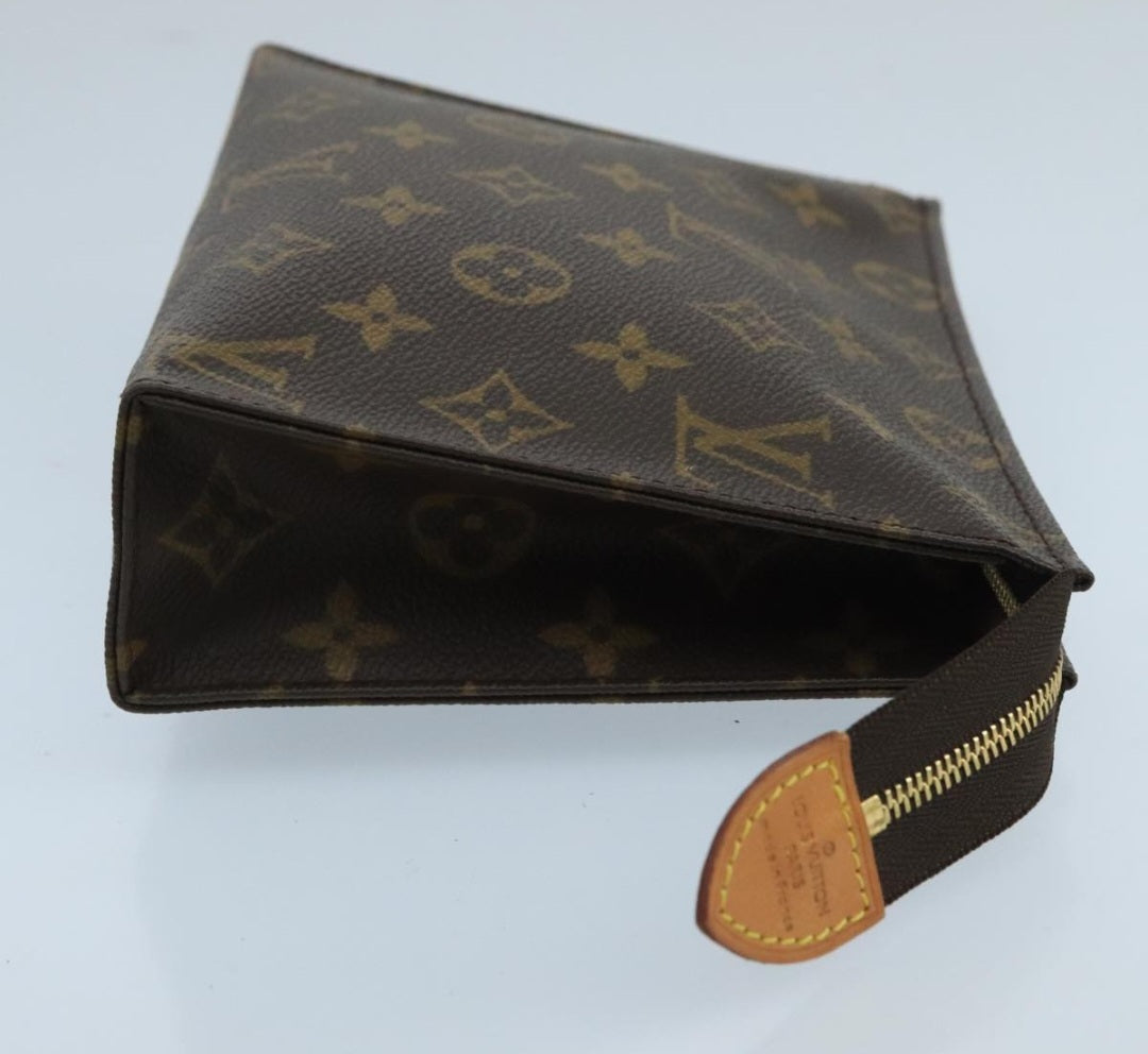 Louis Vuitton Toiletry 19