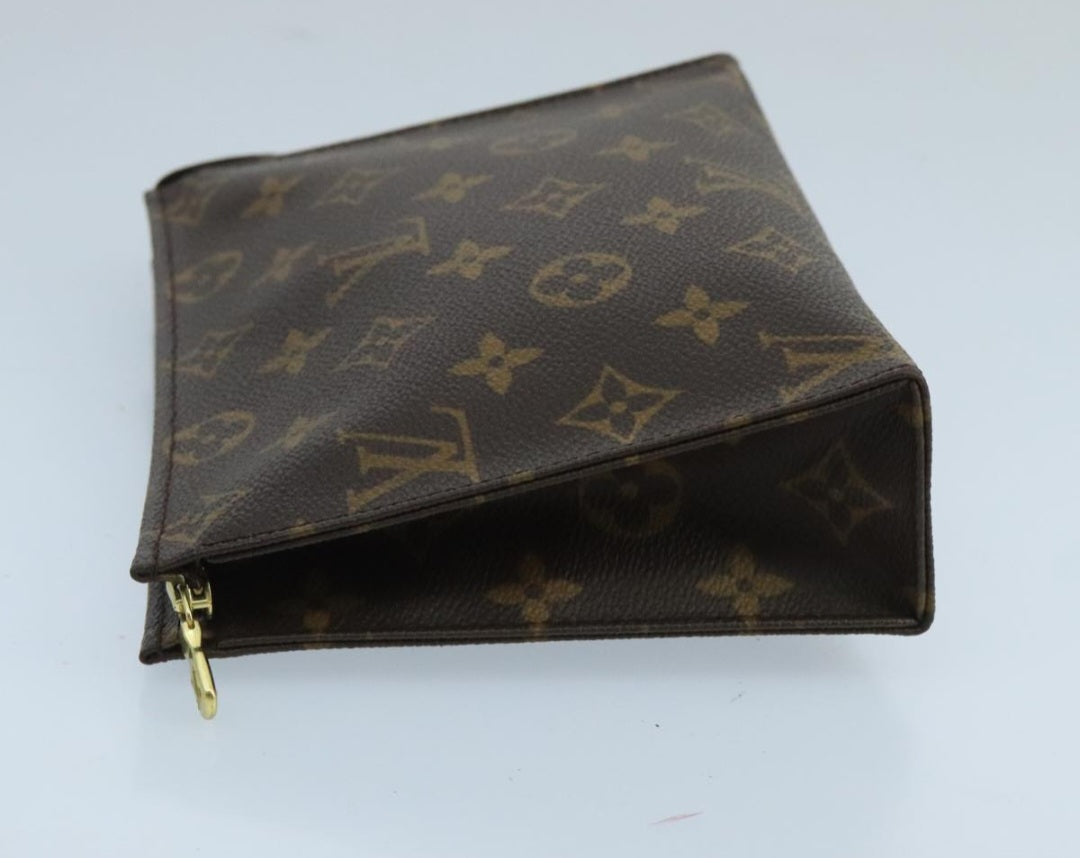 Louis Vuitton Toiletry 19